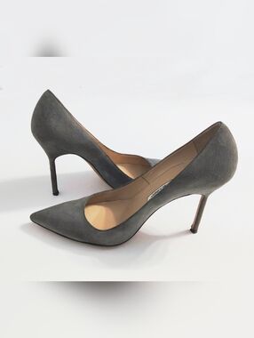Manolo Blahnic Italian Made Grey Suede Stiletto Heel. Size 7.5 US. Pre-owned.